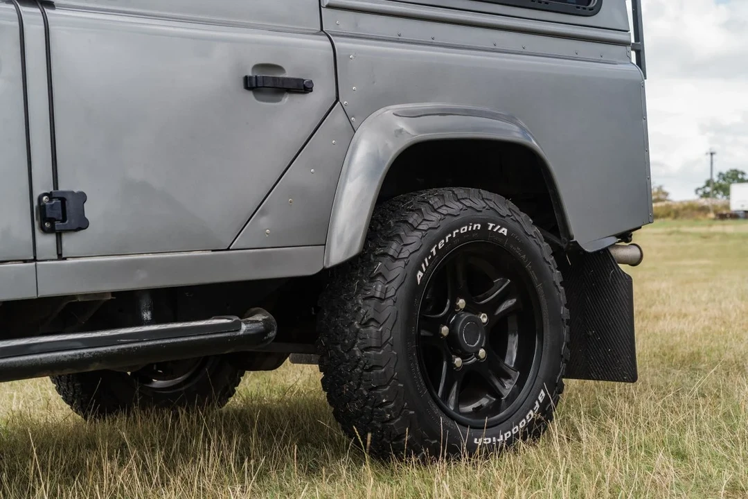 2013 Land Rover Defender 110 - Image 19 of 30