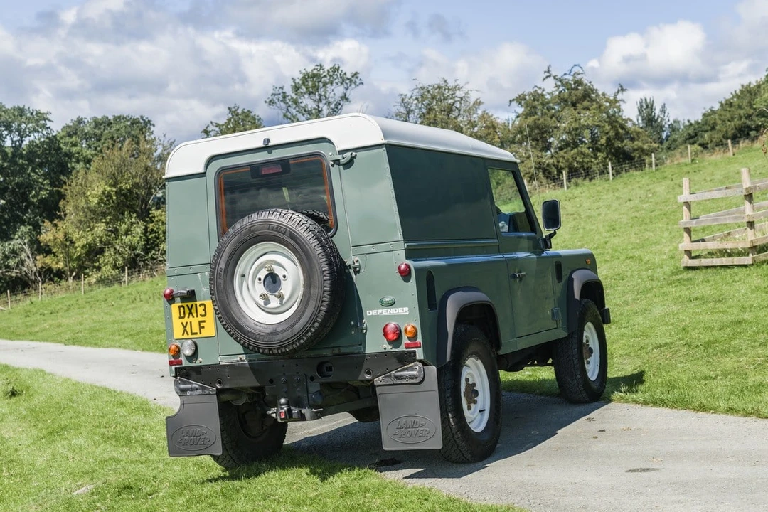2013 Land Rover Defender 90 - Image 8 of 30