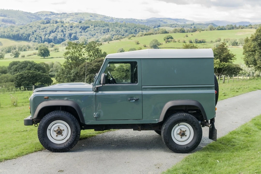 2013 Land Rover Defender 90 - Image 13 of 30