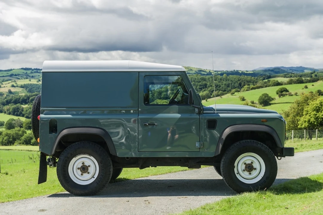 2013 Land Rover Defender 90 - Image 5 of 30