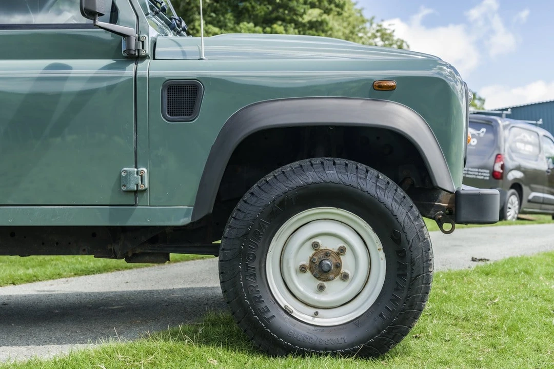 2013 Land Rover Defender 90 - Image 15 of 30