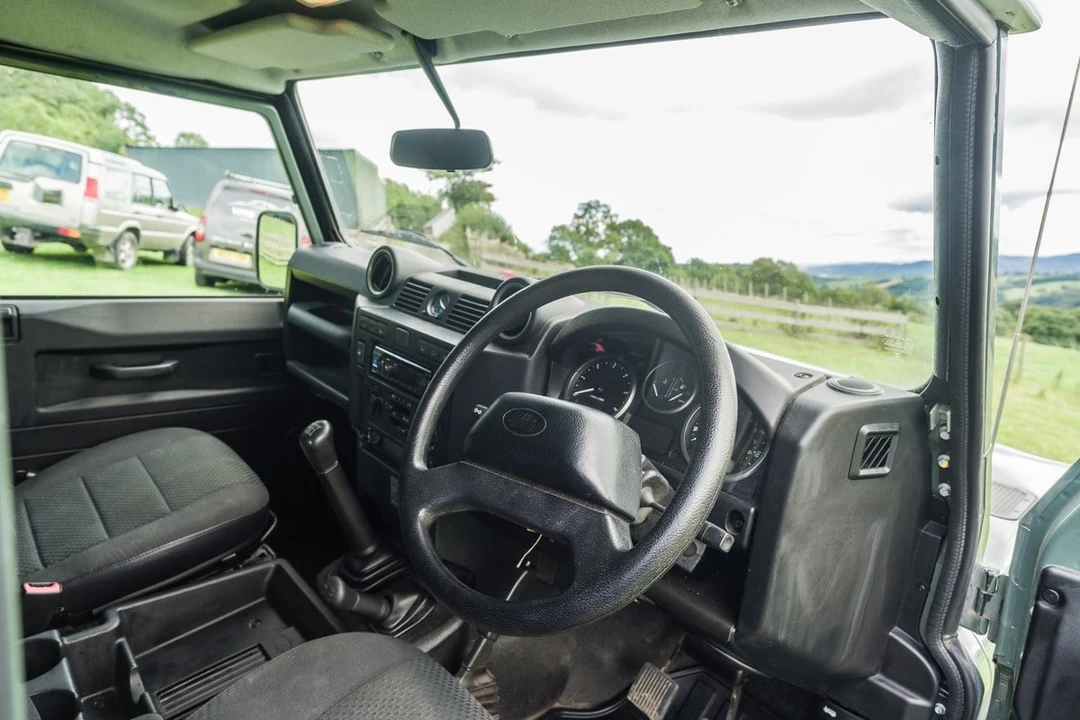 2013 Land Rover Defender 90 - Image 20 of 30