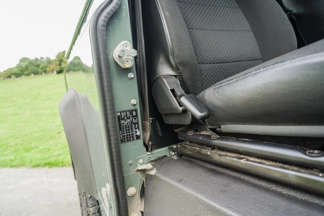 2013 Land Rover Defender 90 - Image 25 of 30
