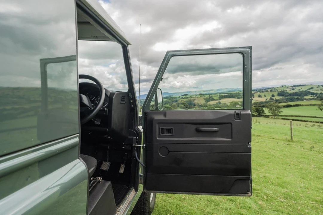 2013 Land Rover Defender 90 - Image 19 of 30