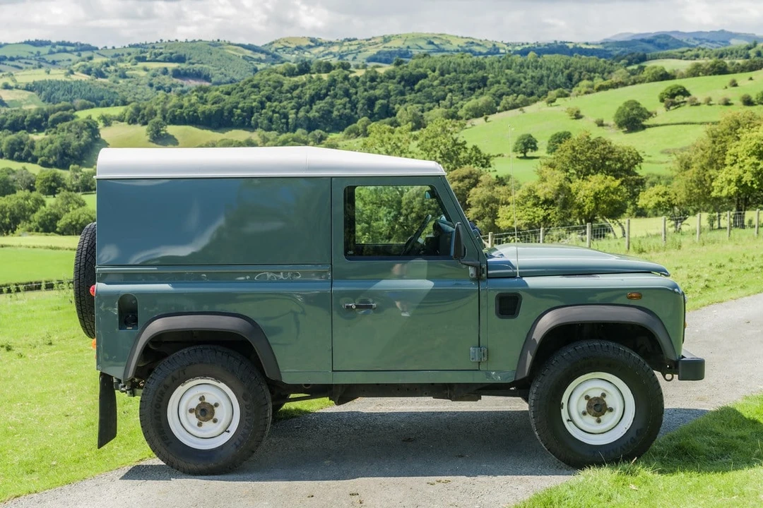 2013 Land Rover Defender 90 - Image 6 of 30