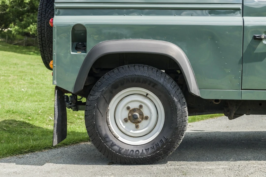 2013 Land Rover Defender 90 - Image 16 of 30