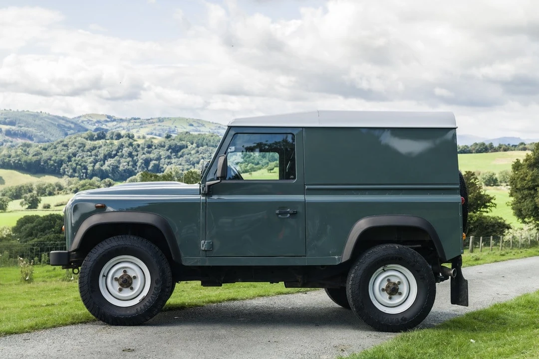 2013 Land Rover Defender 90 - Image 7 of 30