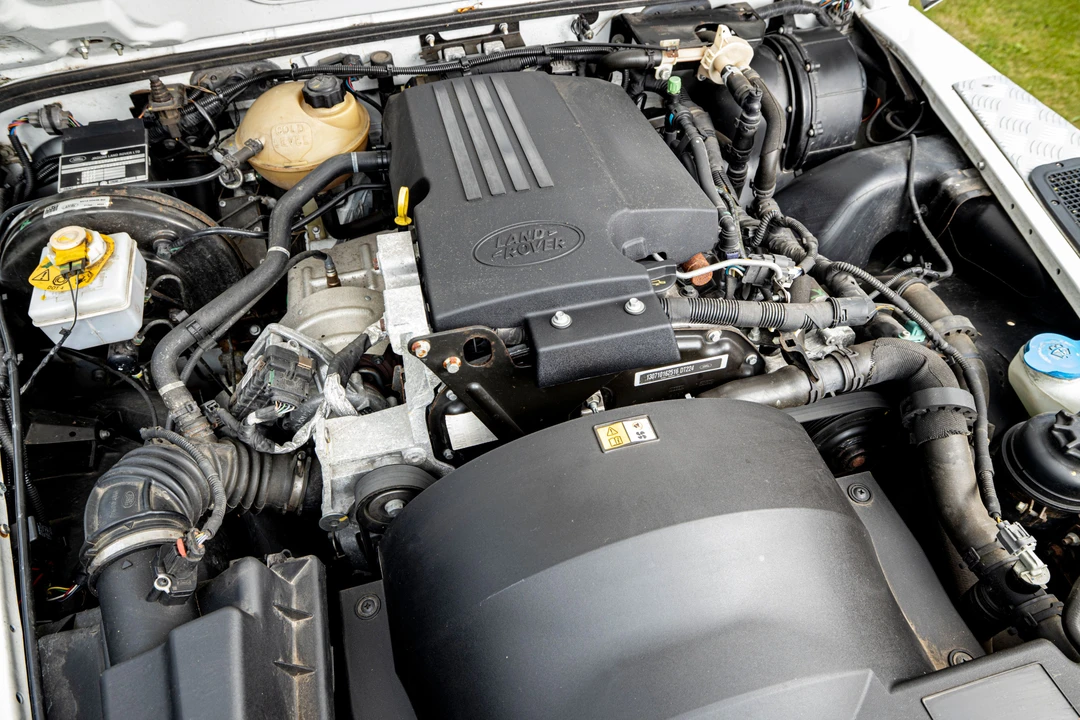 2013 Land Rover Defender 90 - Image 5 of 12