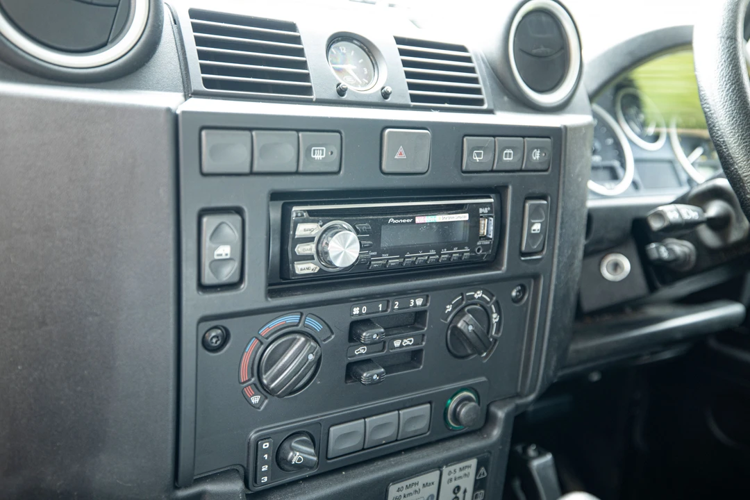 2013 Land Rover Defender 90 - Image 8 of 12