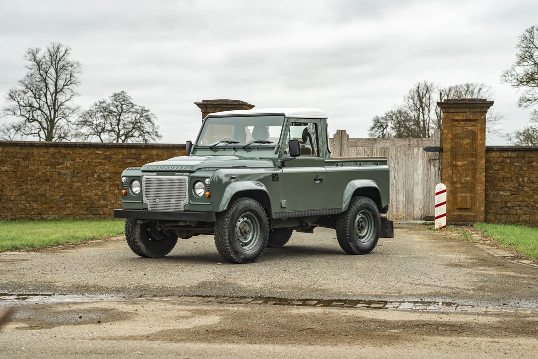 2013 Land Rover Defender 90 - Image 3 of 31