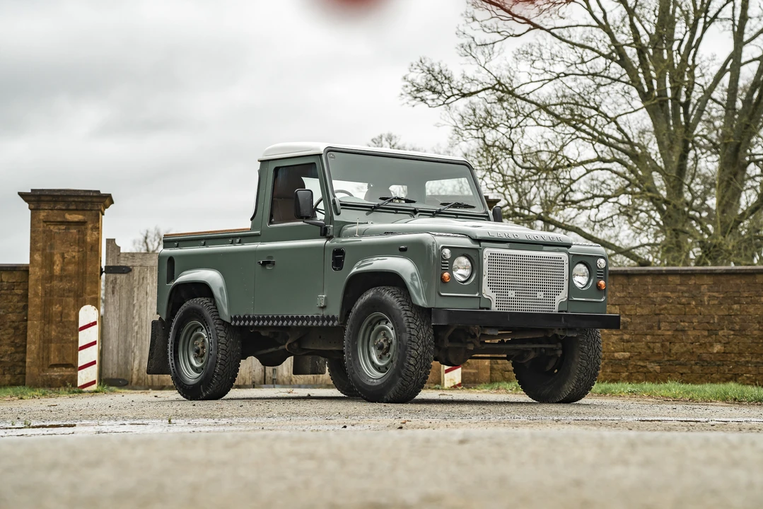 2013 Land Rover Defender 90 - Image 9 of 31