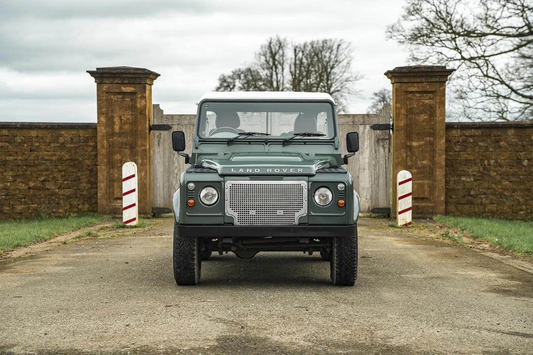 2013 Land Rover Defender 90 - Image 2 of 31