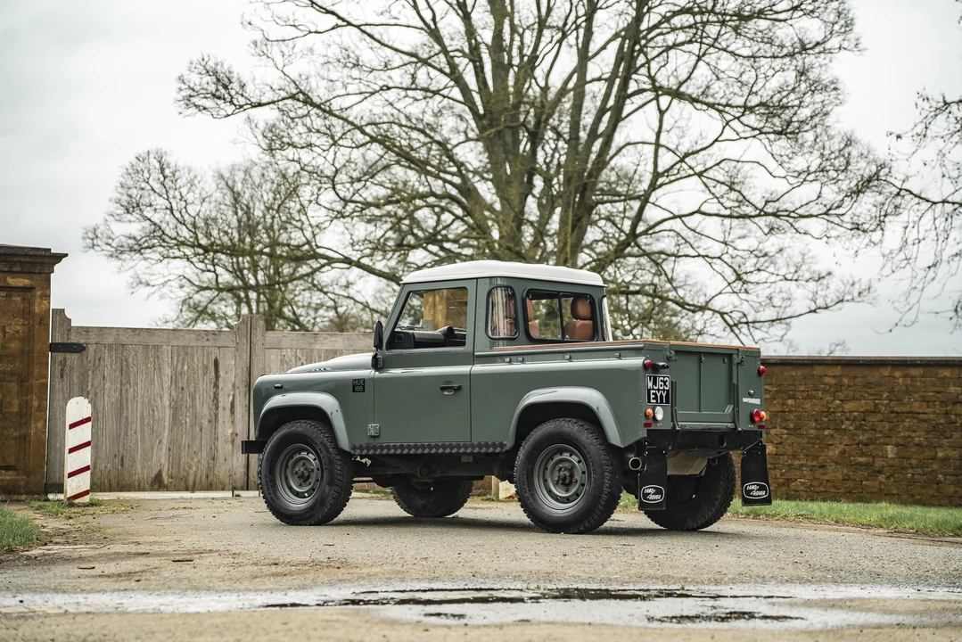 2013 Land Rover Defender 90 - Image 5 of 31