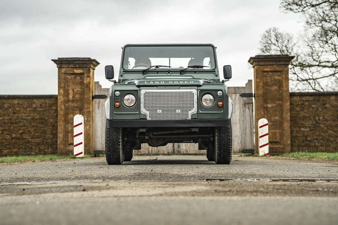 2013 Land Rover Defender 90 - Image 10 of 31