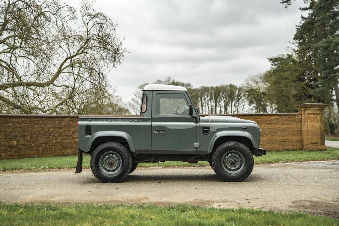 2013 Land Rover Defender 90 - Image 8 of 31