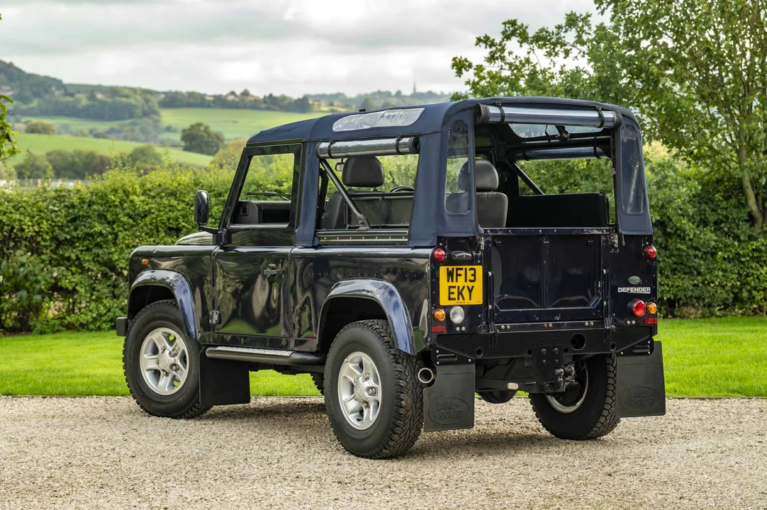 2013 Land Rover Defender 90 - Image 5 of 31