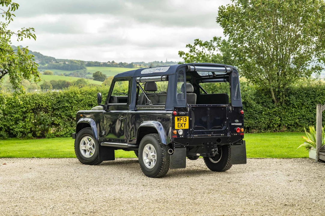 2013 Land Rover Defender 90 - Image 14 of 31