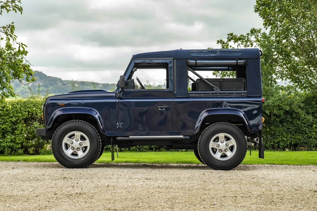 2013 Land Rover Defender 90 - Image 16 of 31