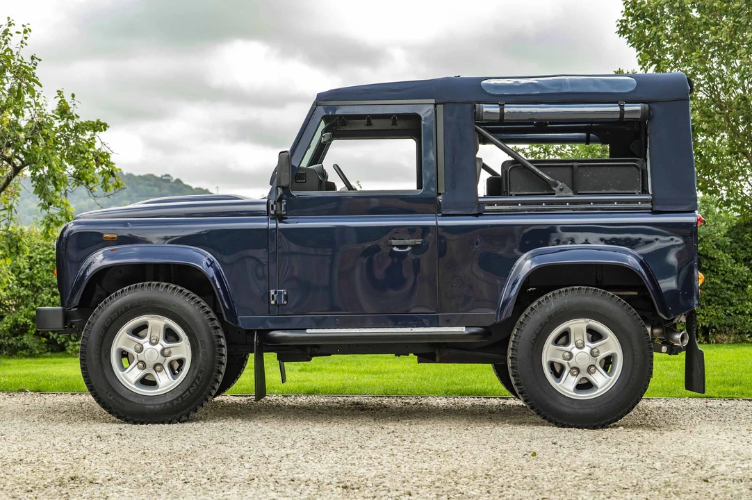 2013 Land Rover Defender 90 - Image 17 of 31