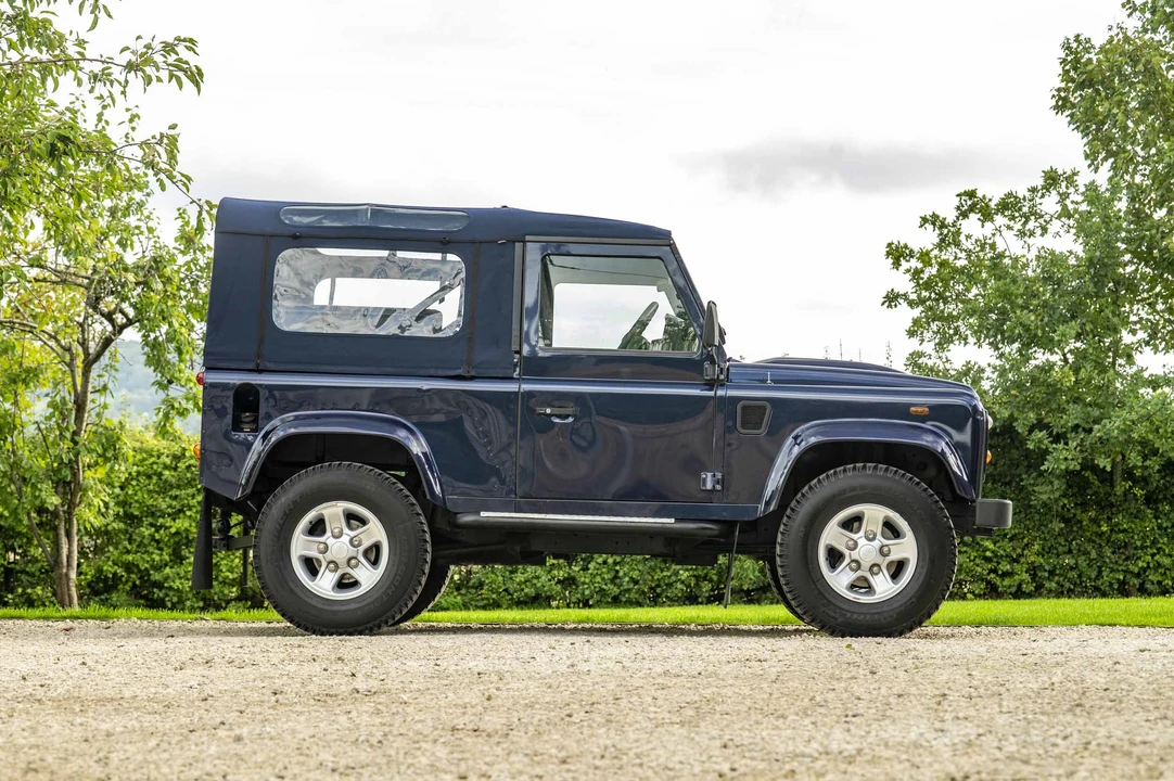 2013 Land Rover Defender 90 - Image 8 of 31