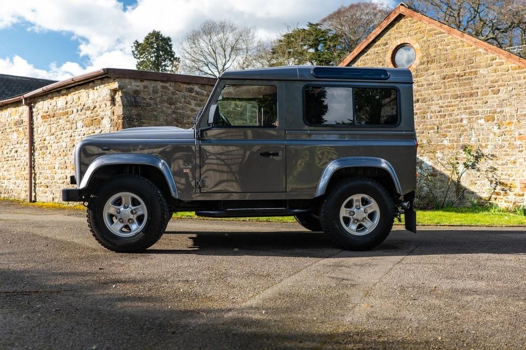 2013 Land Rover Defender 90 - Image 7 of 30