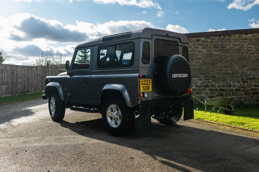 2013 Land Rover Defender 90 - Image 5 of 30