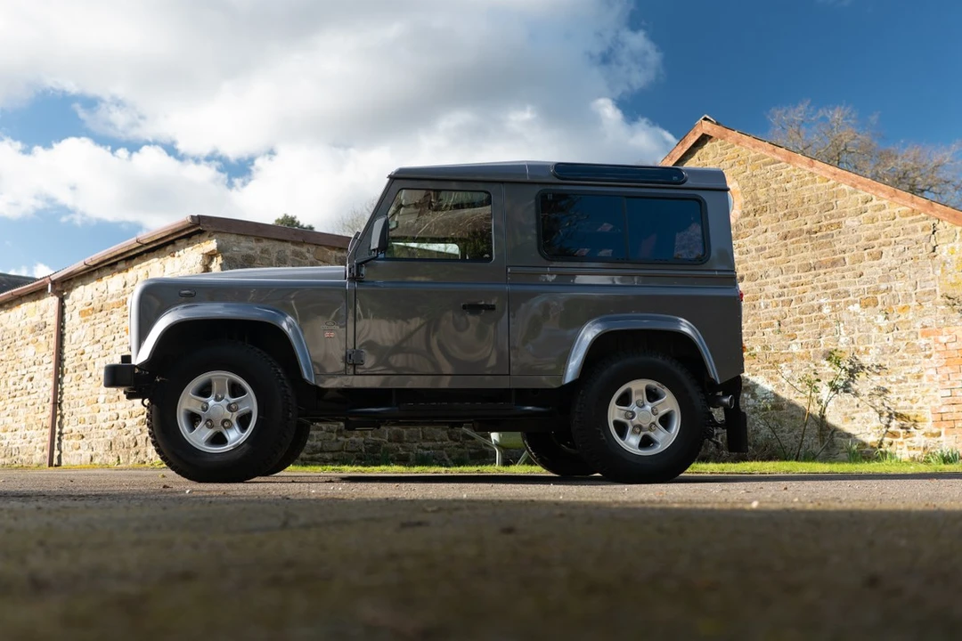 2013 Land Rover Defender 90 - Image 6 of 30