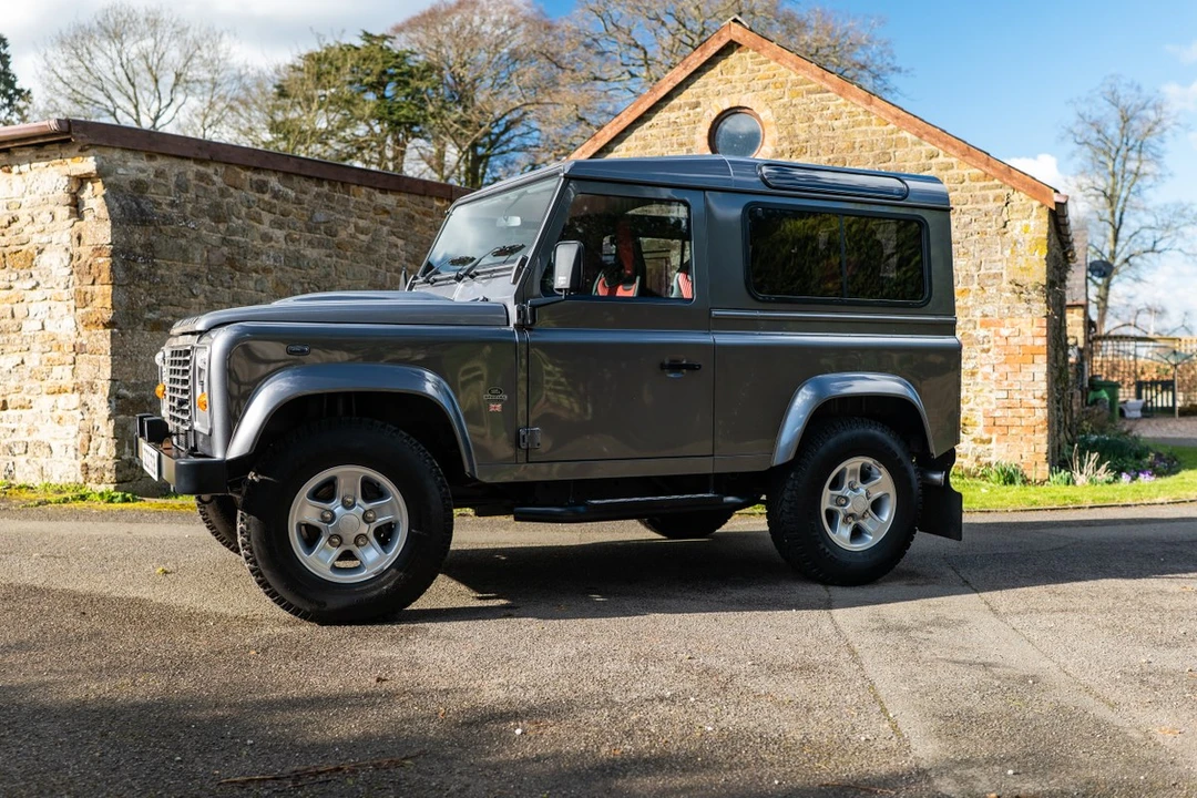 2013 Land Rover Defender 90 - Image 8 of 30