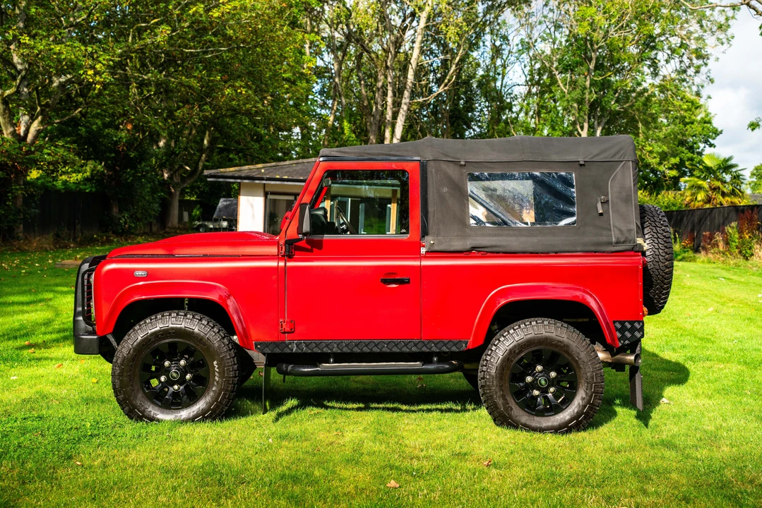 2013 Land Rover Defender 90 - Image 8 of 31