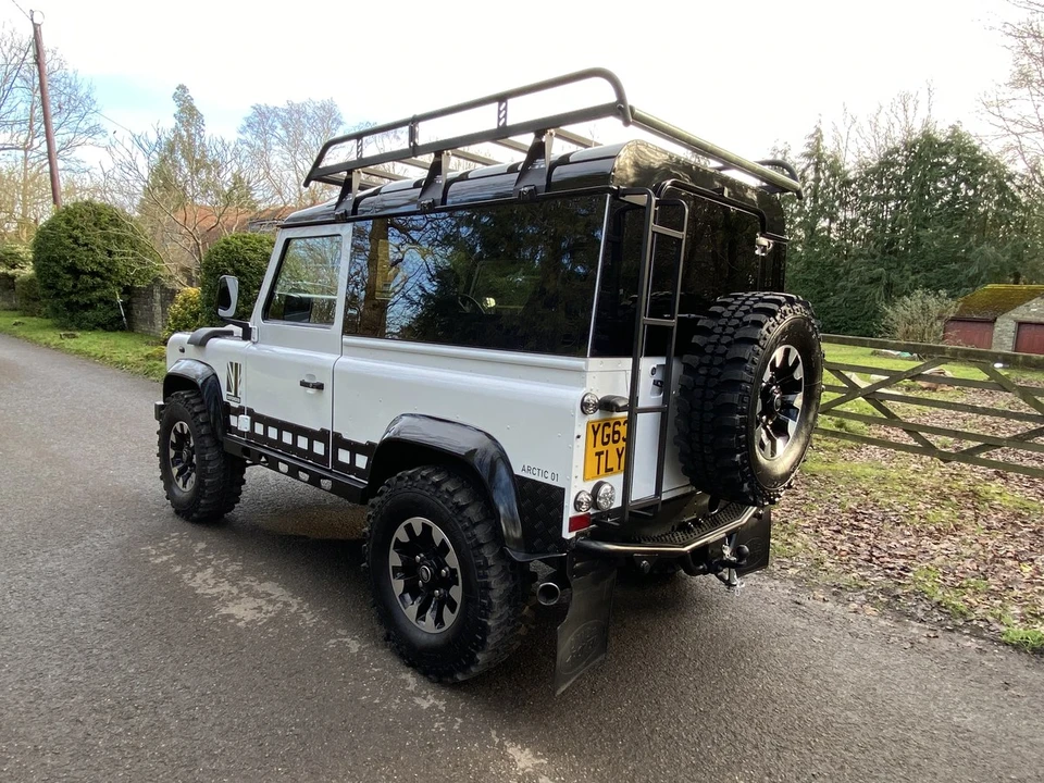2013 Land Rover Defender 90 - Image 17 of 30