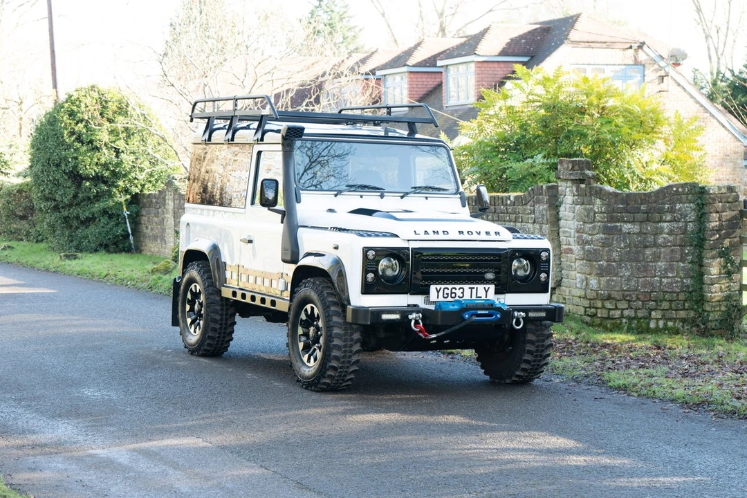 2013 Land Rover Defender 90 - Image 9 of 30