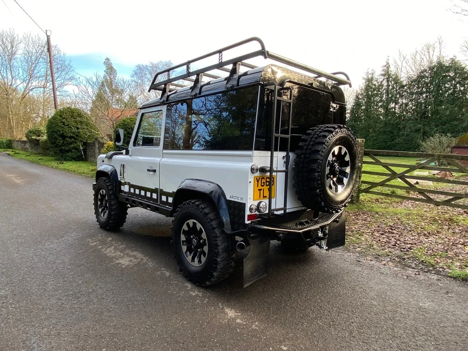 2013 Land Rover Defender 90 - Image 16 of 30