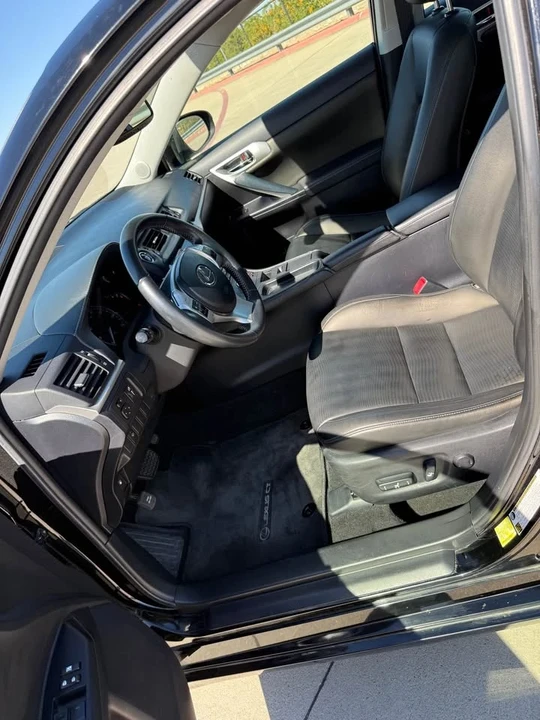 2013 Lexus CT - Image 9 of 15