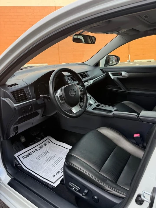 2013 Lexus CT - Image 9 of 13