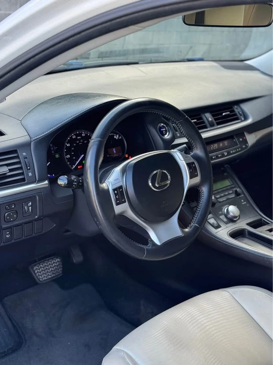 2013 Lexus CT - Image 12 of 20
