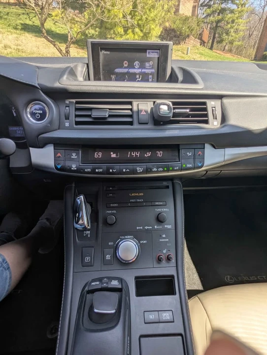 2013 Lexus CT - Image 11 of 19
