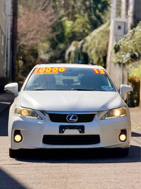 2013 Lexus CT - Image 2 of 10