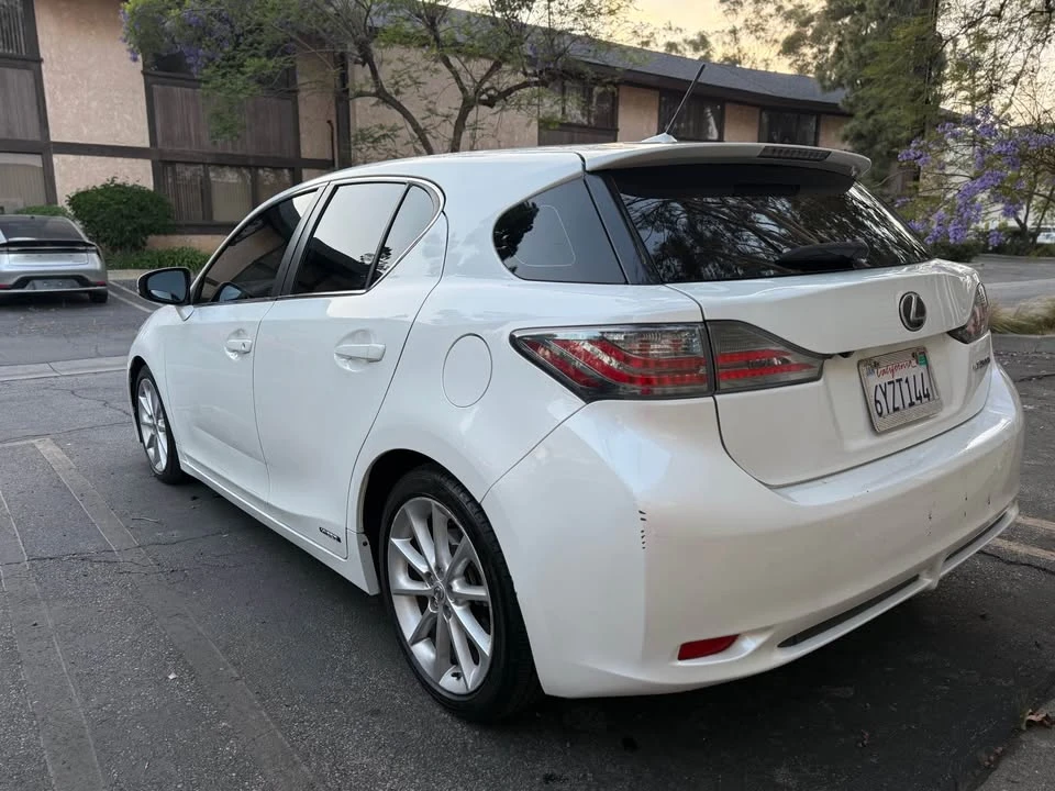 2013 Lexus CT - Image 2 of 10