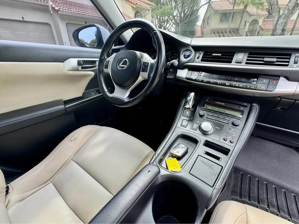 2013 Lexus CT - Image 8 of 15