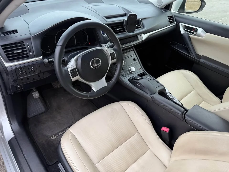 2013 Lexus CT - Image 10 of 19