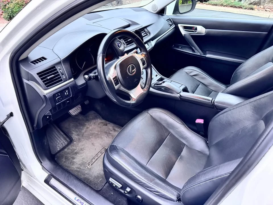 2013 Lexus CT - Image 11 of 15