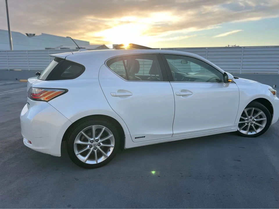 2013 Lexus CT - Image 10 of 14