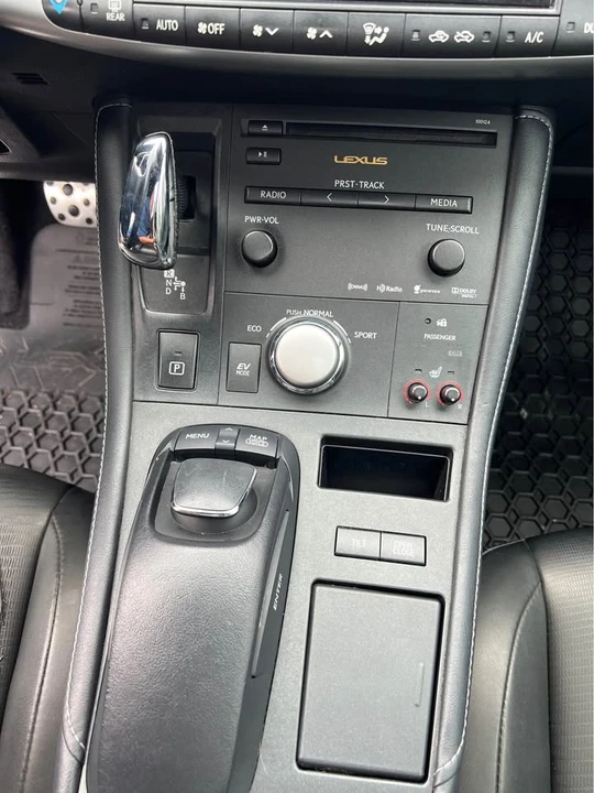 2013 Lexus CT - Image 12 of 17