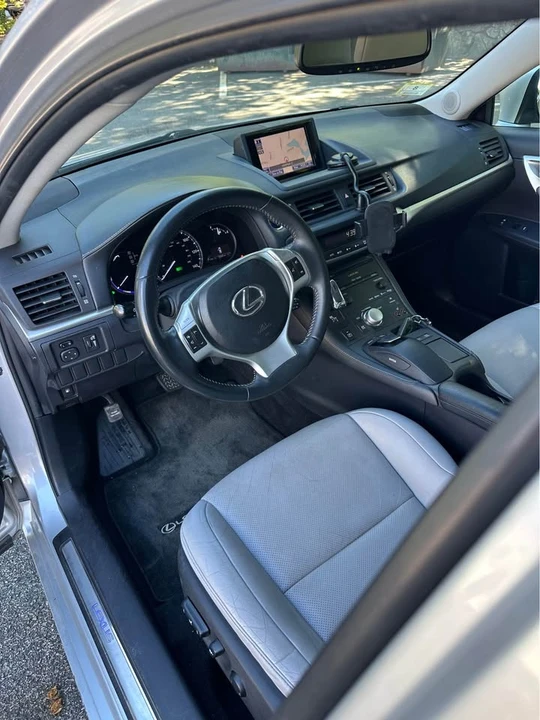 2013 Lexus CT - Image 9 of 16
