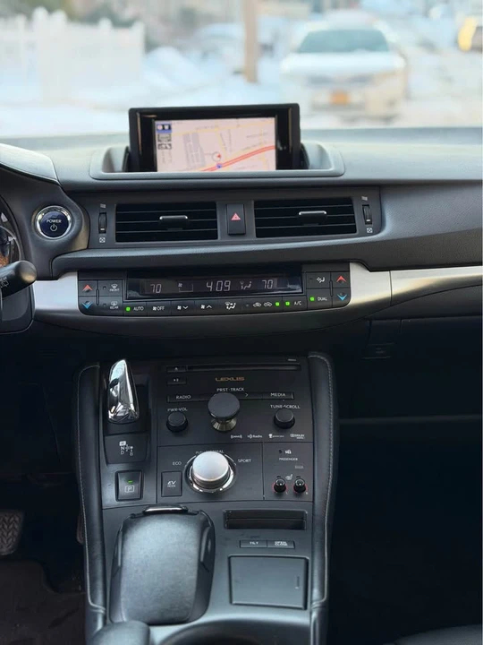 2013 Lexus CT - Image 10 of 14