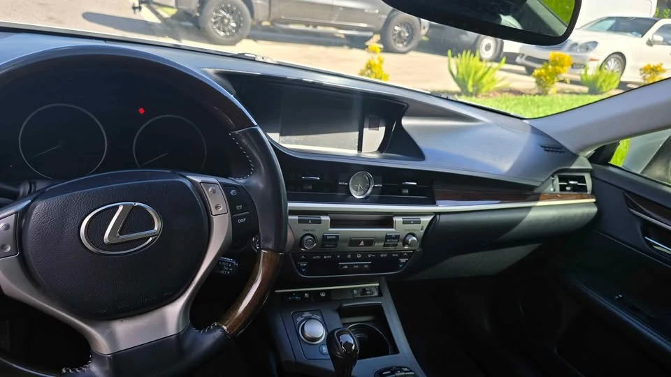 2013 Lexus ES 6th Gen - Image 9 of 10