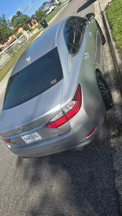 2013 Lexus ES 6th Gen - Image 3 of 10