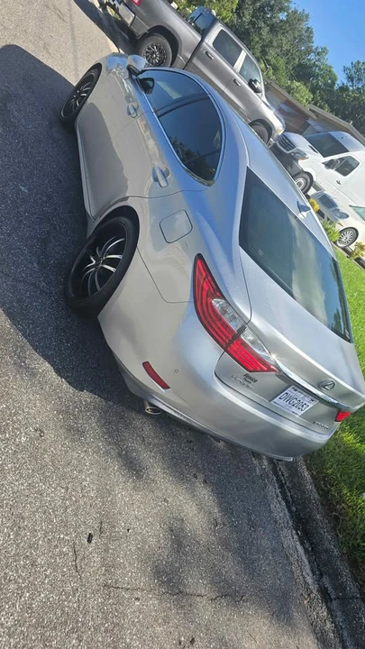 2013 Lexus ES 6th Gen - Image 2 of 10