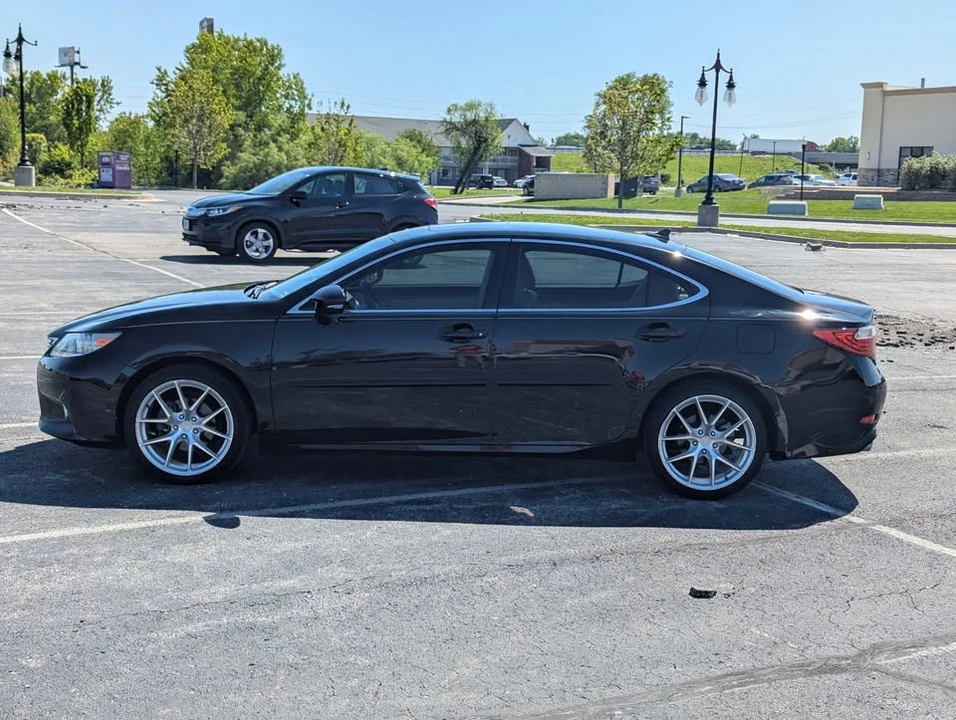 2013 Lexus ES 6th Gen - Image 3 of 20