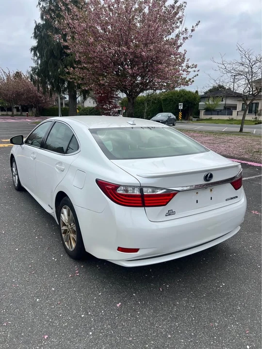 2013 Lexus ES 6th Gen - Image 2 of 7